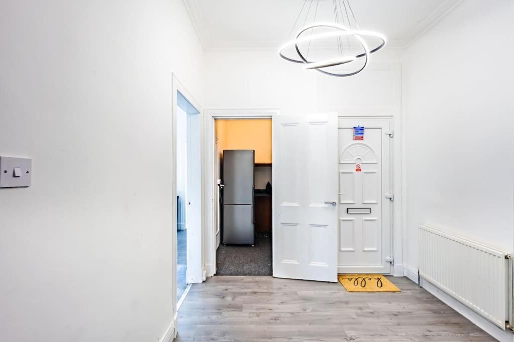 Kali Apartment - Spacious 3 Bed Apartment In Wishaw Уишо Экстерьер фото