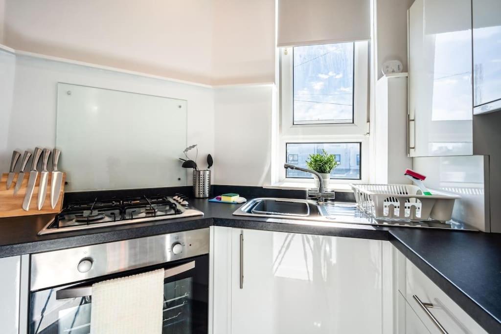 Kali Apartment - Spacious 3 Bed Apartment In Wishaw Уишо Экстерьер фото