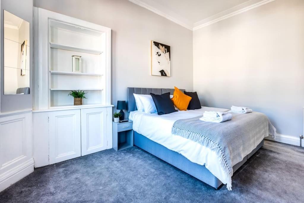 Kali Apartment - Spacious 3 Bed Apartment In Wishaw Уишо Экстерьер фото